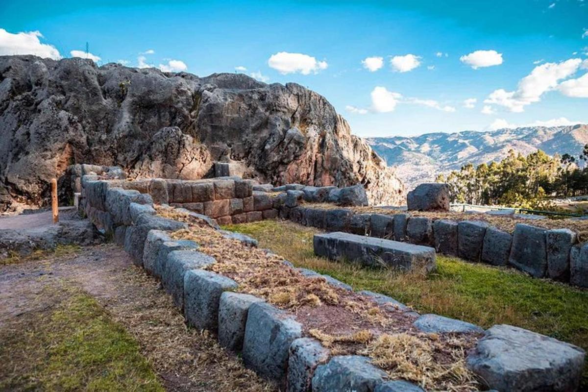 řada kamenných ruin na vrcholu hory
