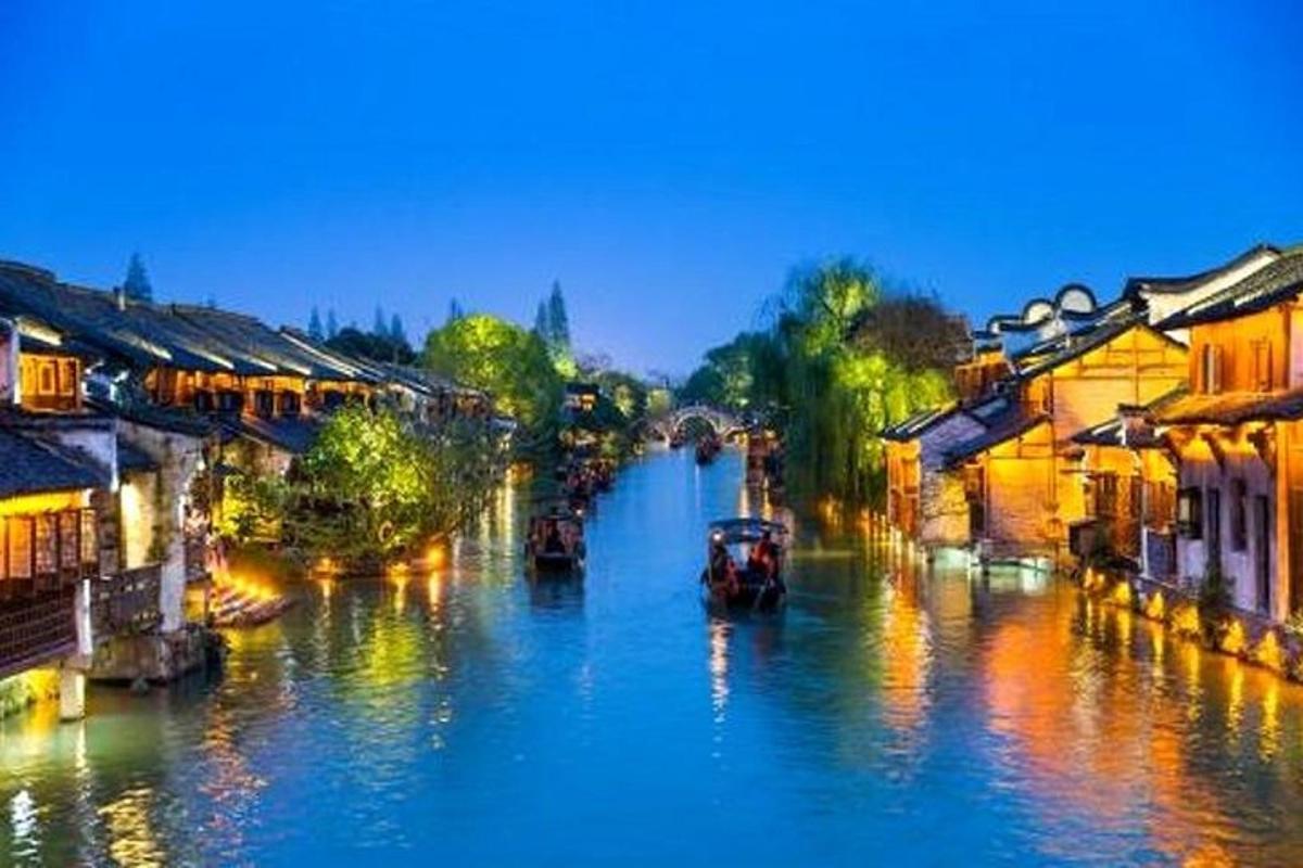 夜晚的城市里有船的河流