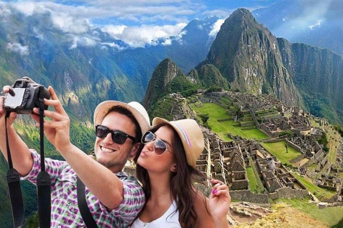 Maður og kona taka mynd í Machu Picchu