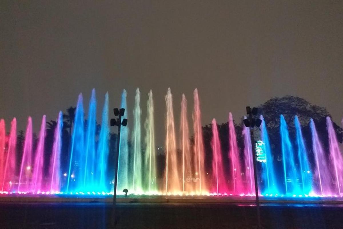 air mancur dengan lampu warna pelangi di dalam ruangan