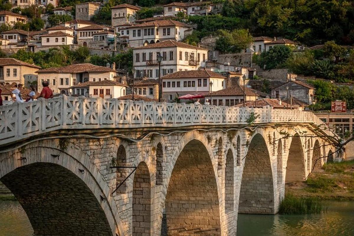 un ponte sopra un fiume con una città sullo sfondo
