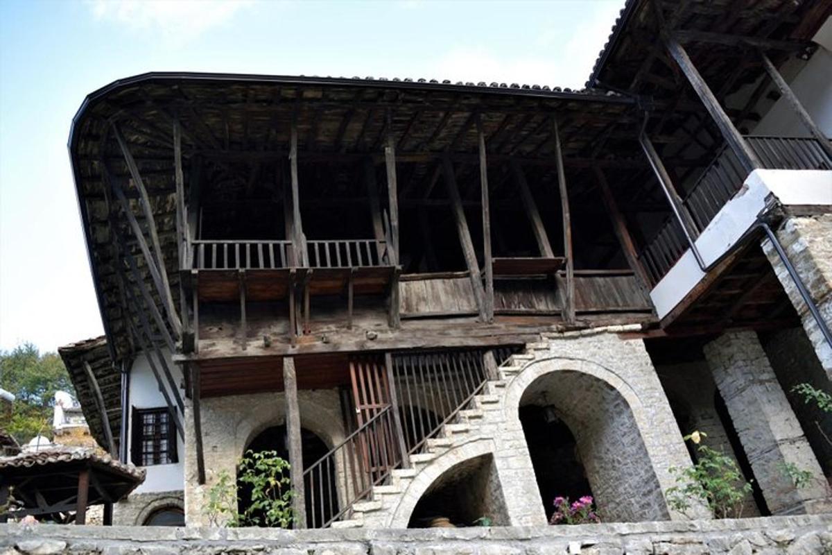 un edificio con un balcone e delle scale