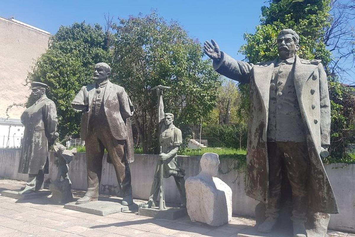 socha muže stojícího vedle skupiny oficánů
