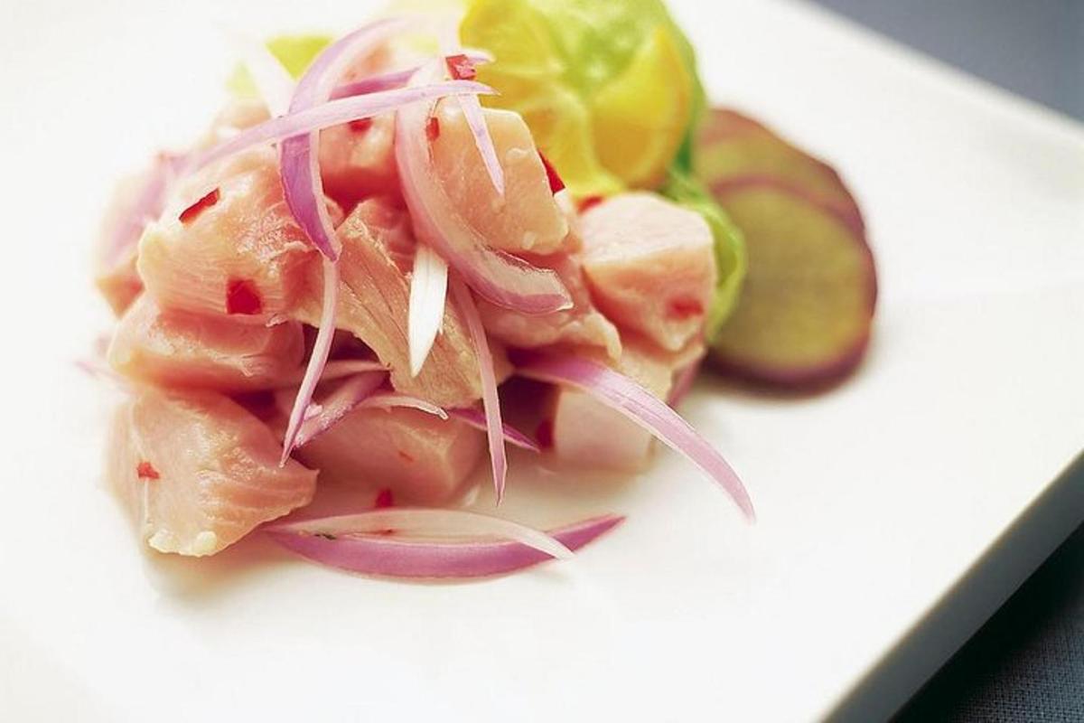 un piatto bianco di cibo con gamberi e verdure