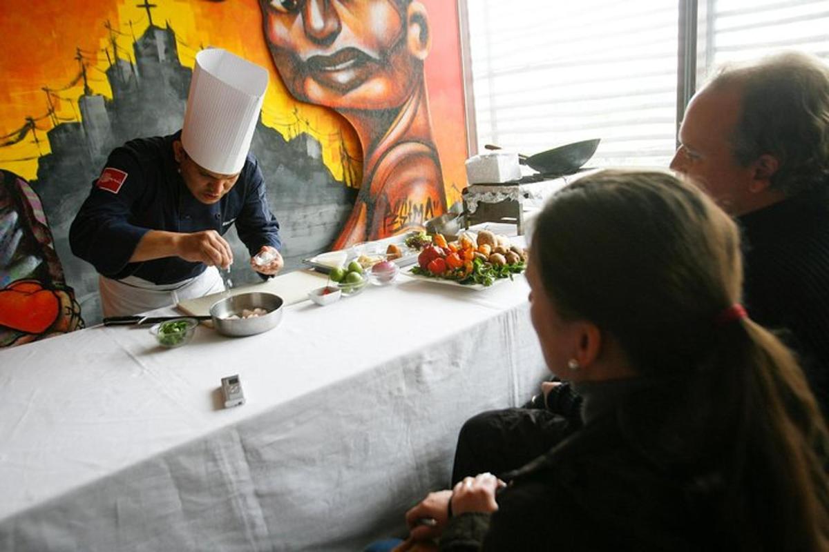 un uomo con un cappello da cuoco che prepara il cibo su un tavolo