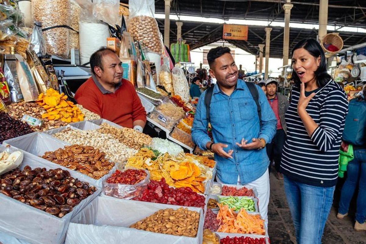 un gruppo di persone in piedi in un mercato con del cibo