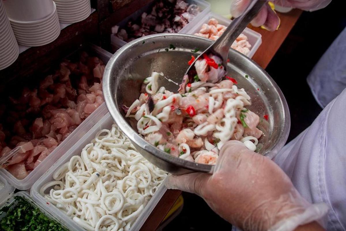 una persona que sostiene un tazón de comida con una cuchara