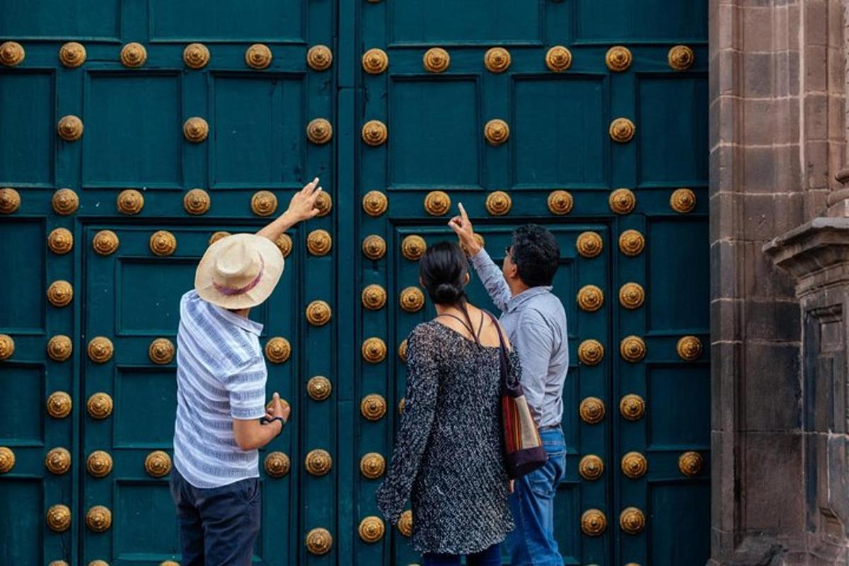 un gruppo di persone in piedi davanti a un muro