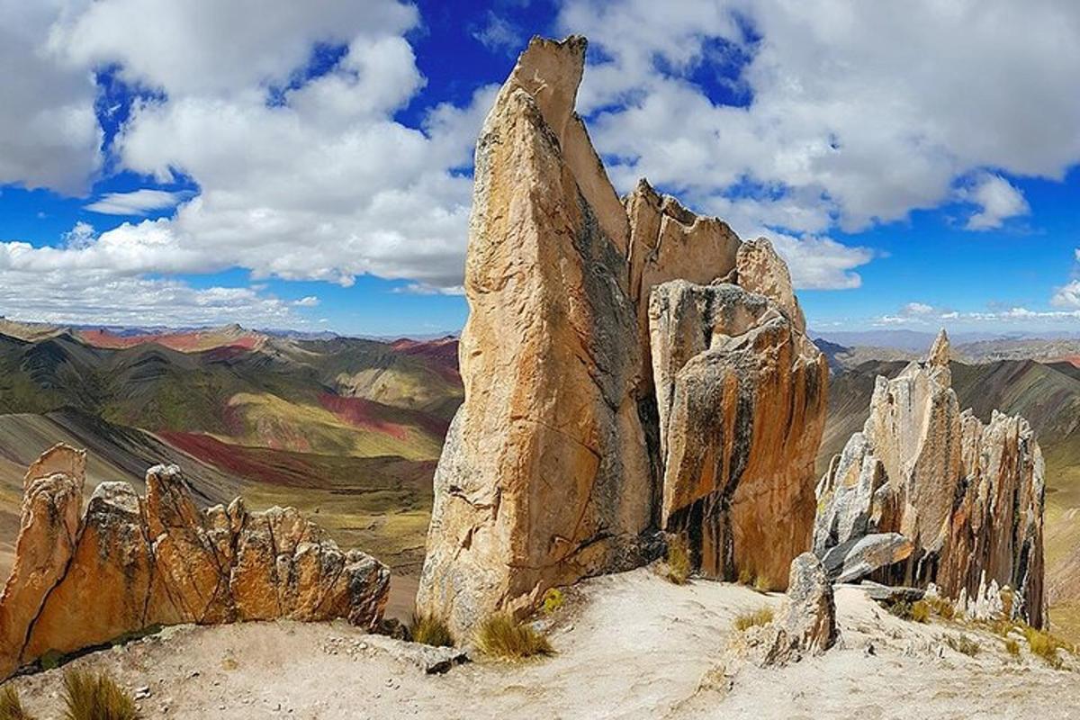 una gran formació rocosa al cim d'una muntanya