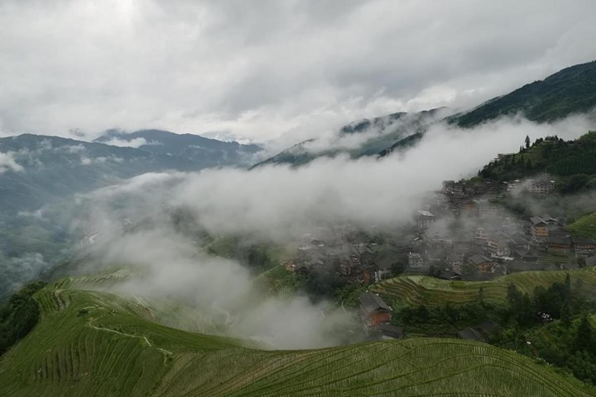 pogled na mesto v oblakih na gori
