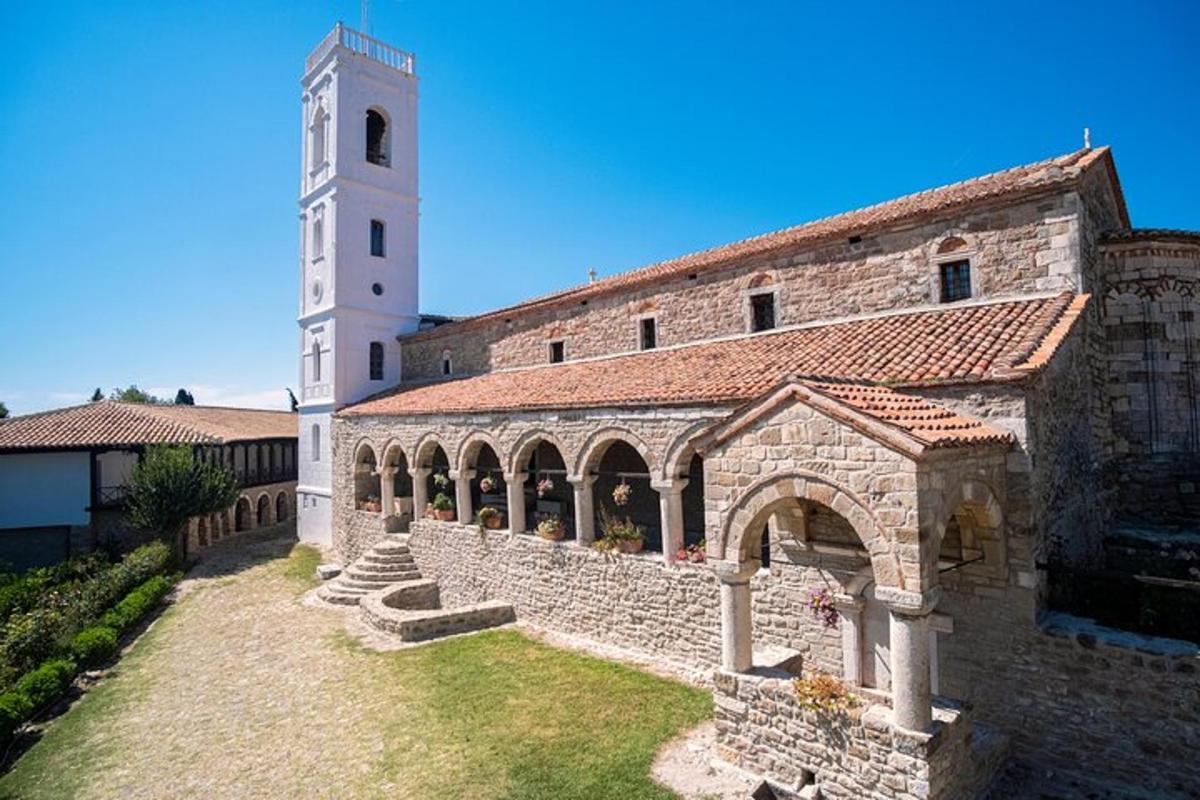 un gran edifici amb una torre i una església