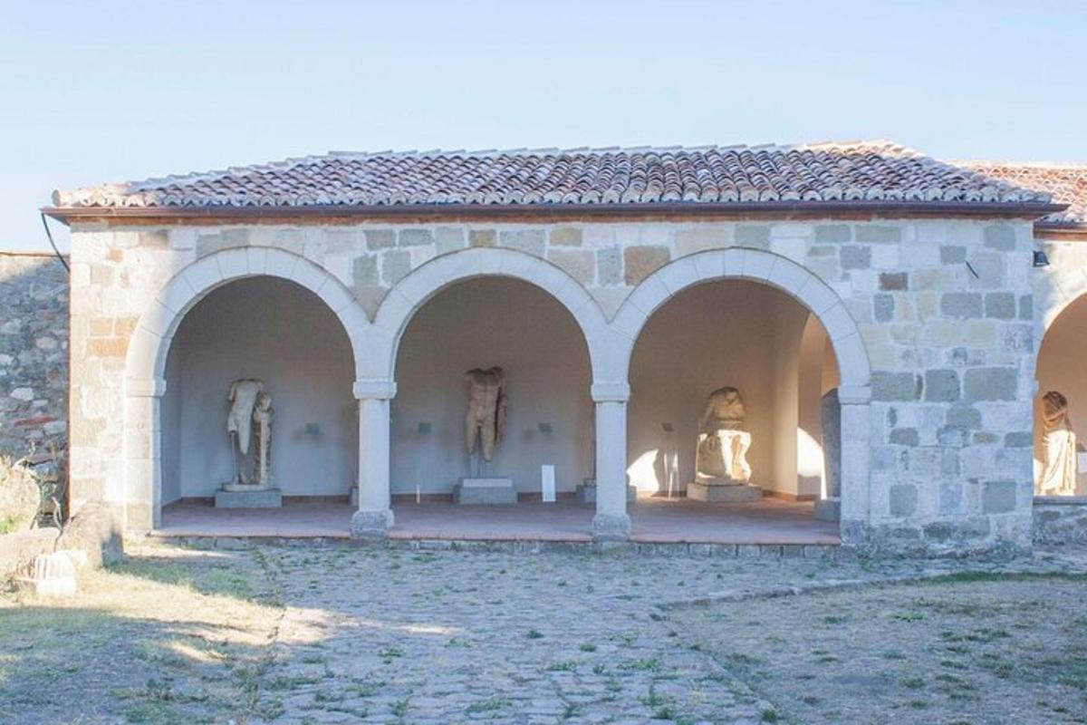 un edificio in pietra con statue in un cortile