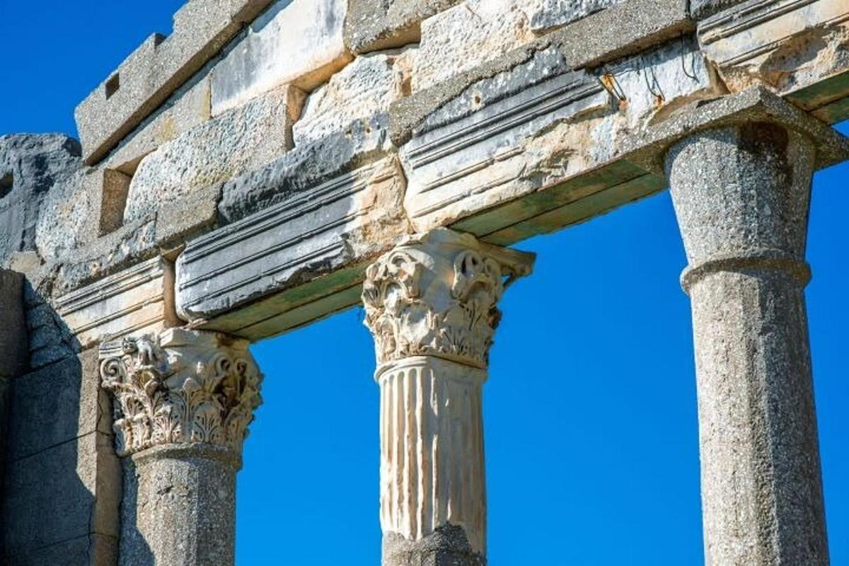 due colonne di un edificio con il cielo sullo sfondo
