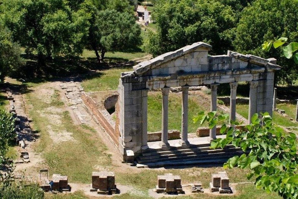 un piccolo edificio in mezzo a un campo