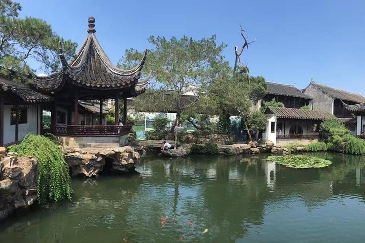一座前面有池塘的中国建筑
