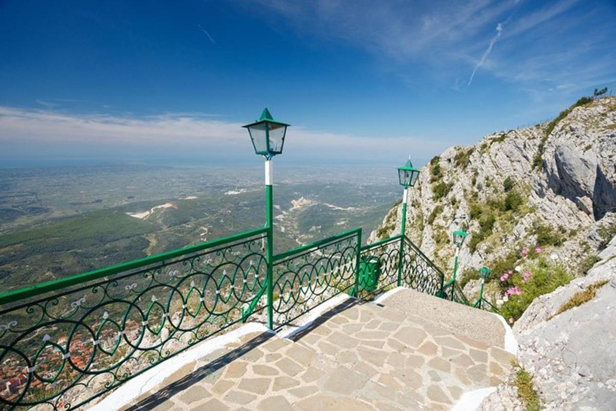 un balcone con due luci in cima a una montagna