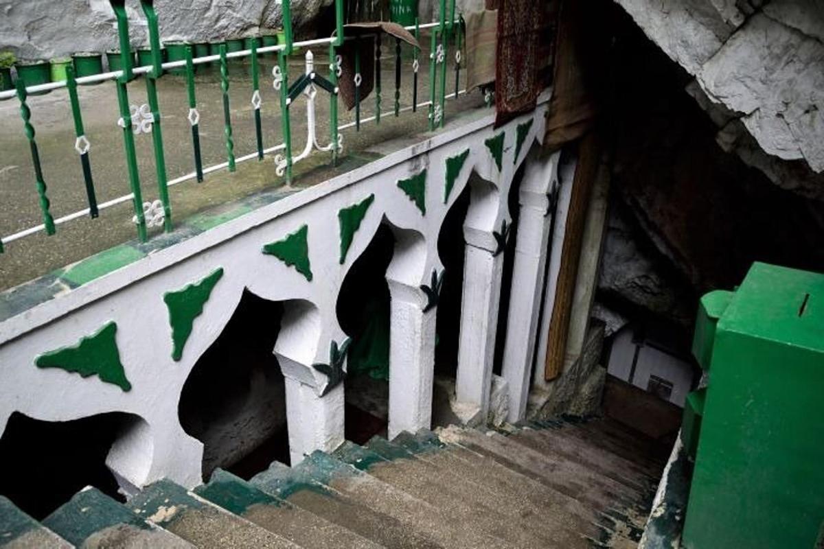 Una escalera con grafitis verdes y blancos en un edificio.