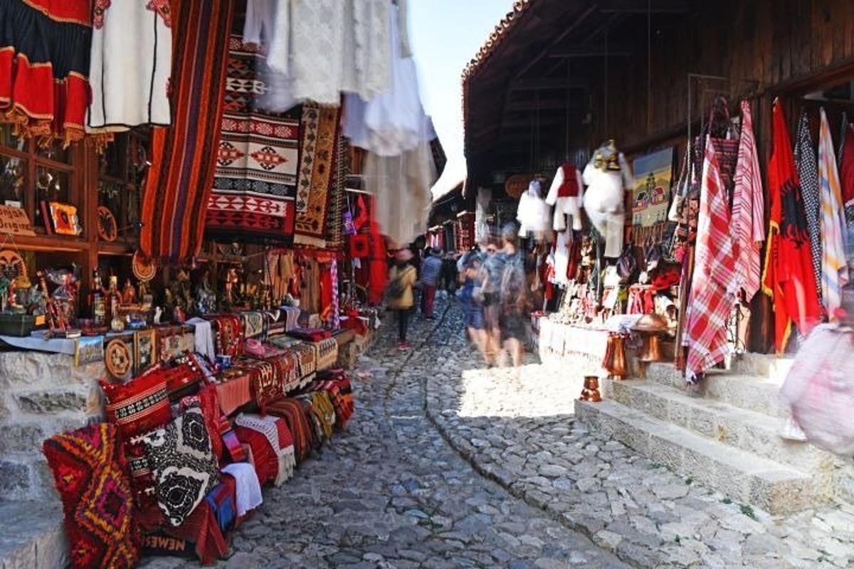 un gruppo di persone che camminano lungo una strada in un mercato