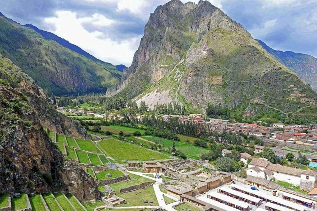 Una vista aérea de un pueblo frente a una montaña.
