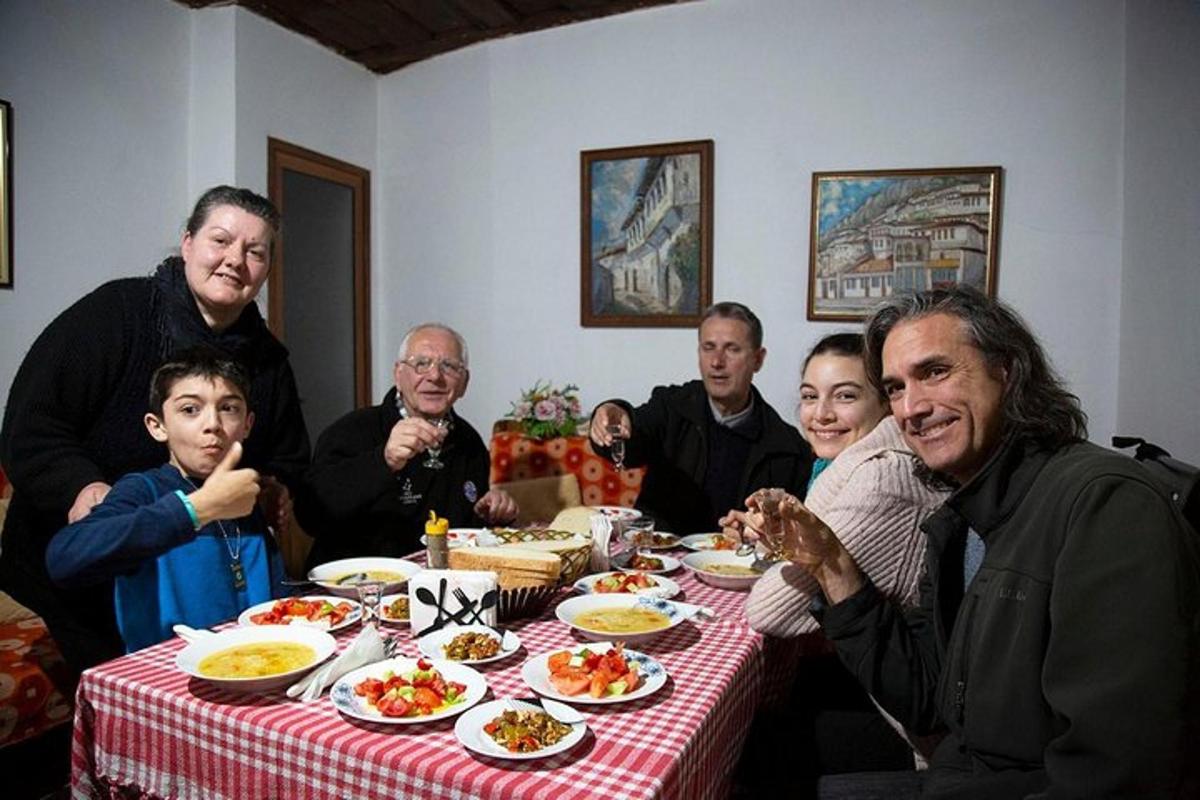 skupina lidí sedících kolem stolu a jedících jídlo