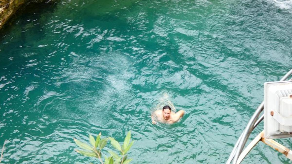 seorang lelaki berenang di kolam air