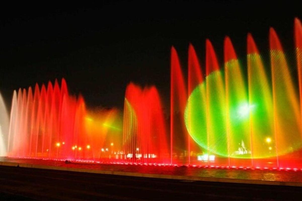un gruppo di fontane d'acqua con colori rossi e verdi