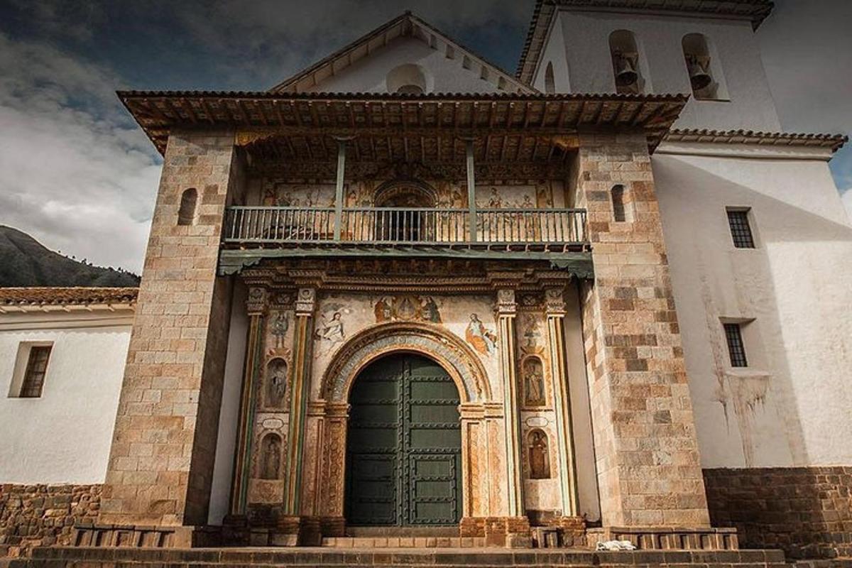 un edificio con una porta verde e un balcone