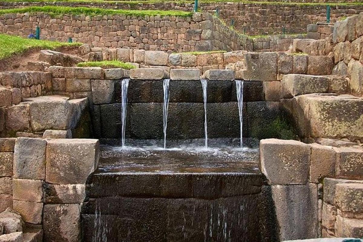 una fontana di pietra da cui esce l'acqua