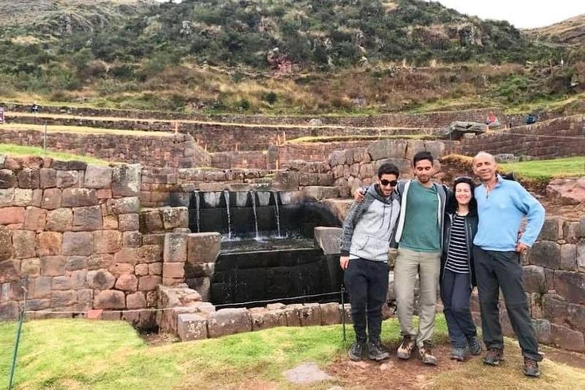 un gruppo di persone in piedi davanti a una fontana