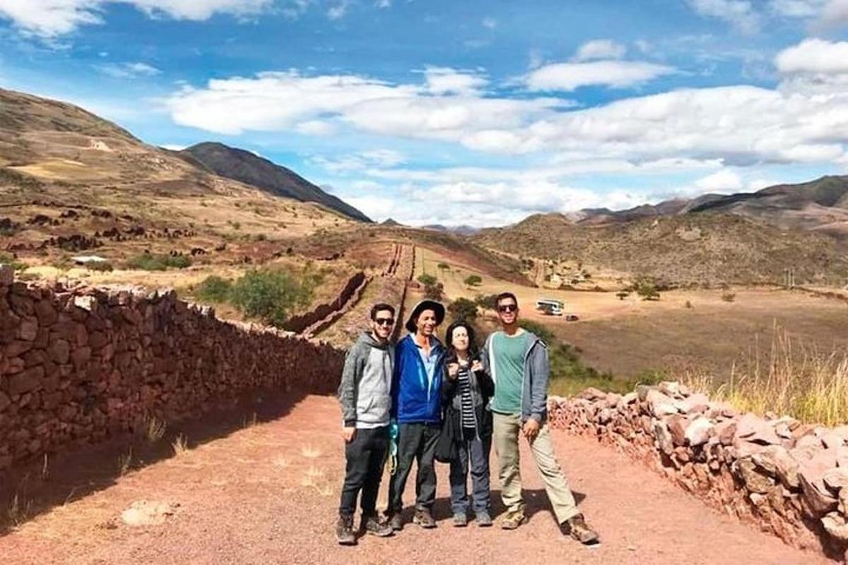 un gruppo di persone in piedi su una strada sterrata