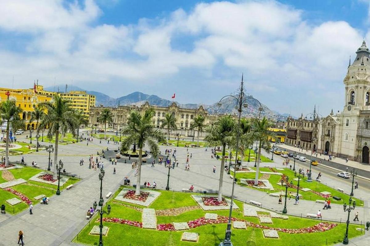 una piazza in una città con persone che camminano in giro