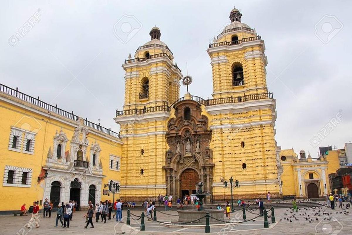 un grande edificio giallo con una torre dell'orologio