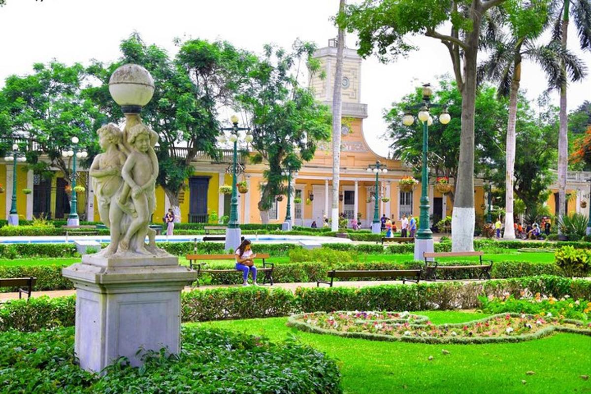 un parco con una statua di fronte a un edificio