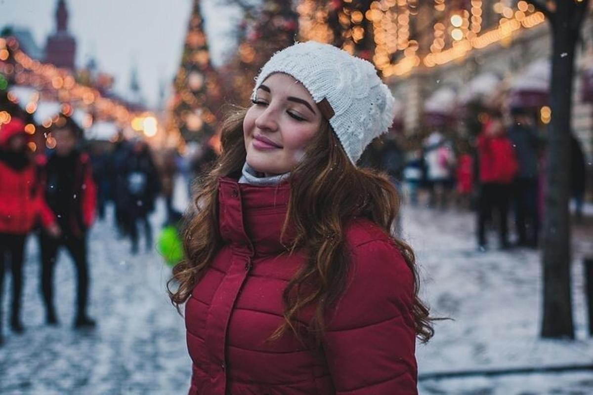 žena jde po ulici ve sněhu