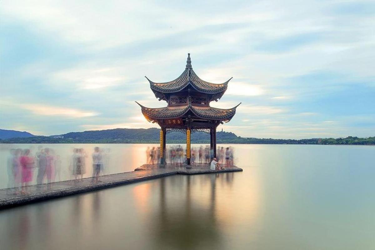 pagoda sredi vodnega telesa