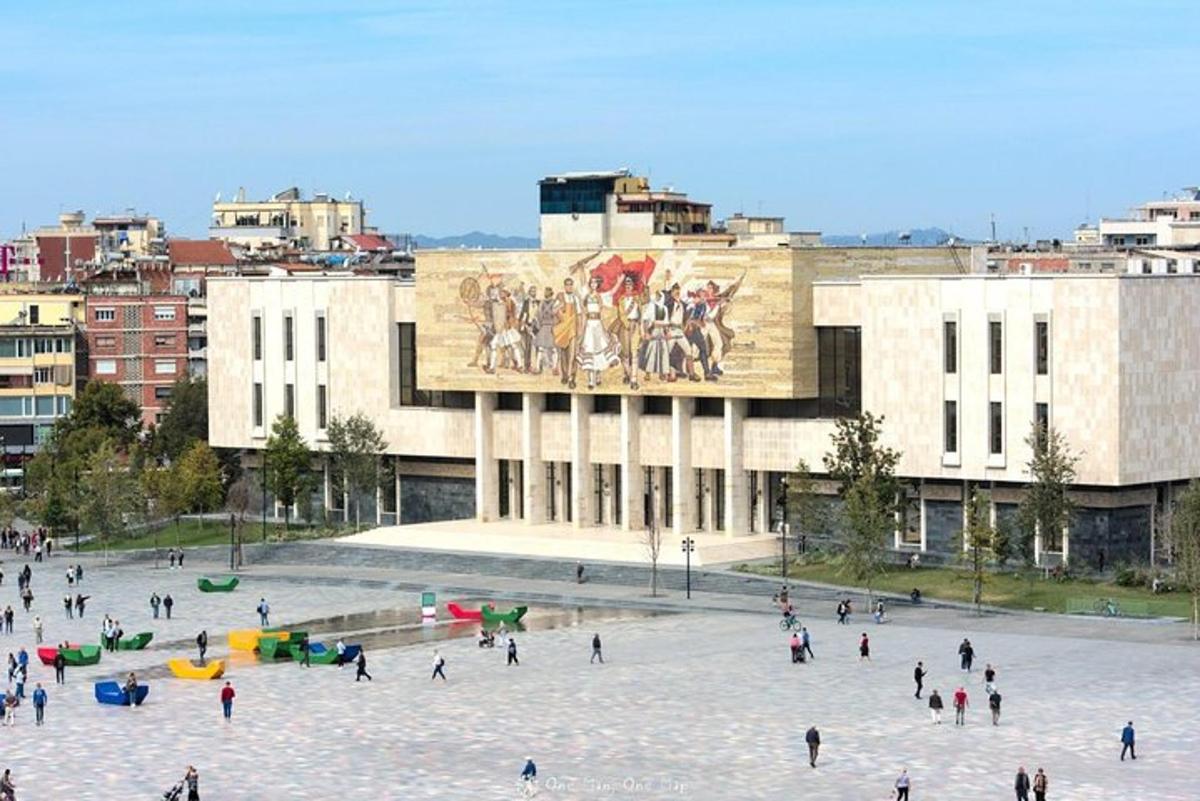 μια ομάδα ανθρώπων που στέκονται μπροστά σε ένα κτίριο