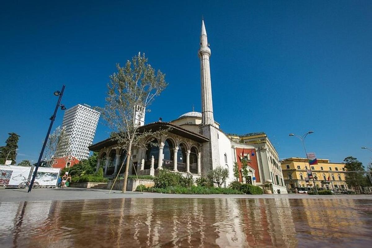 una iglesia con una torre alta en una ciudad