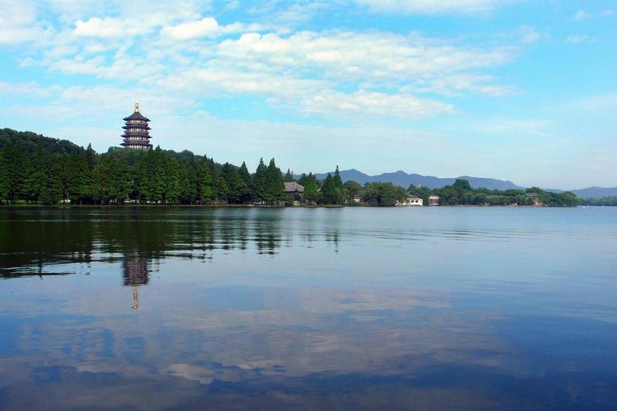 badan air yang besar dengan pagoda di kejauhan