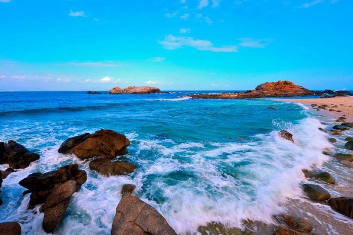水中有岩石的海滩和海洋