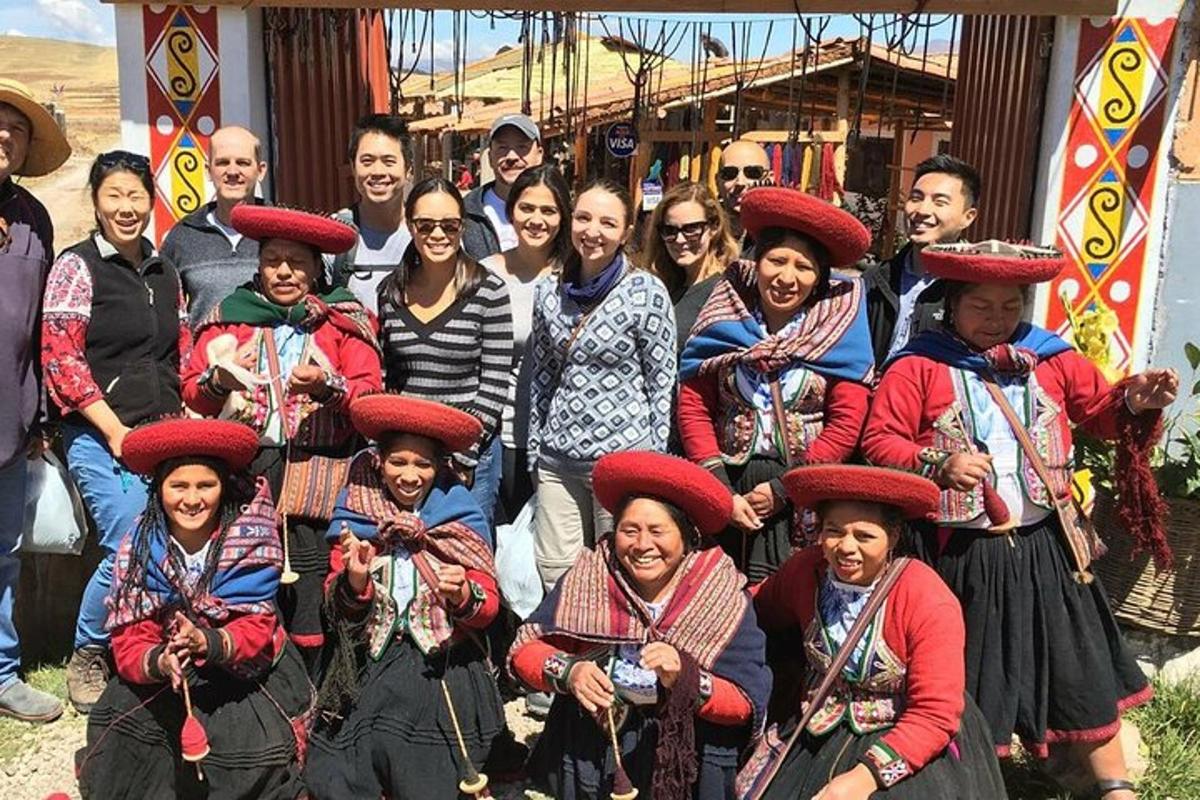 um grupo de pessoas está posando para uma foto