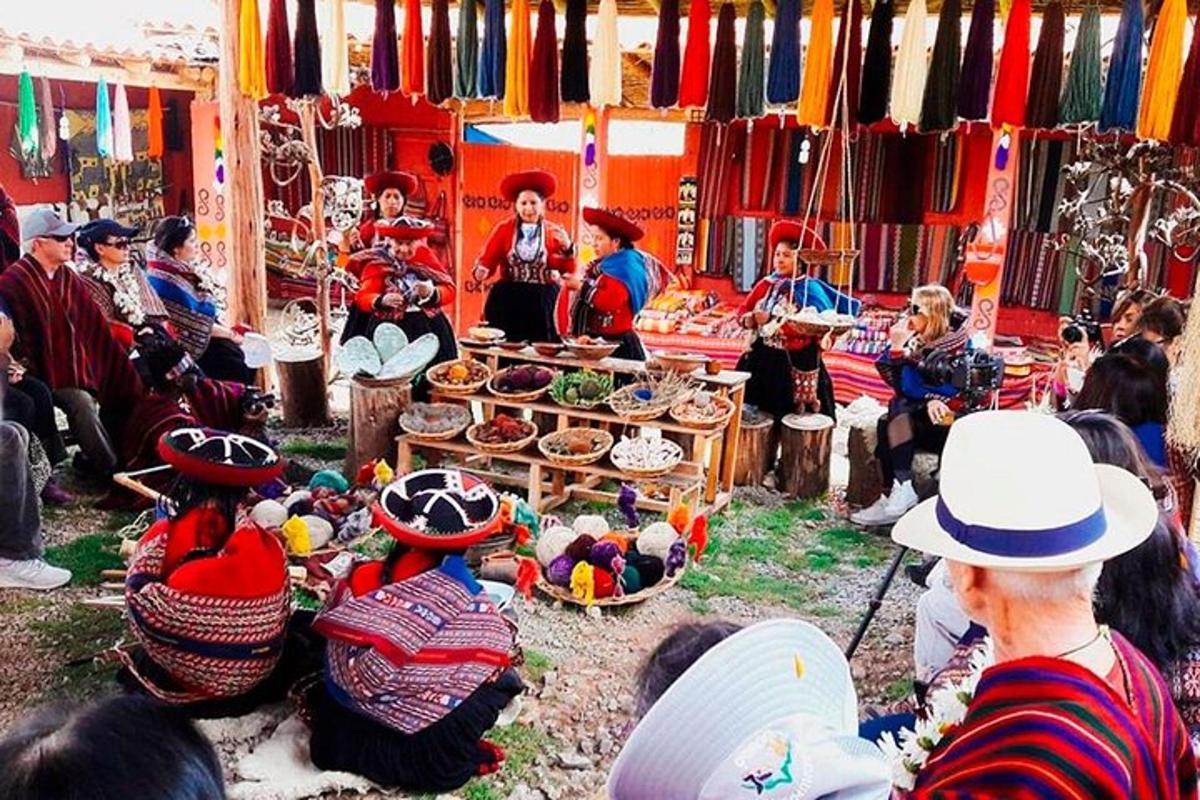 um grupo de pessoas sentadas ao redor de uma mesa em um mercado