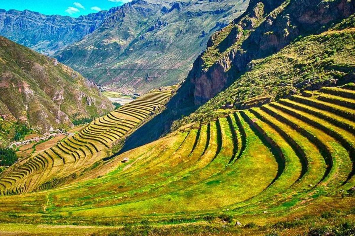 uma encosta com vários terraços em uma montanha