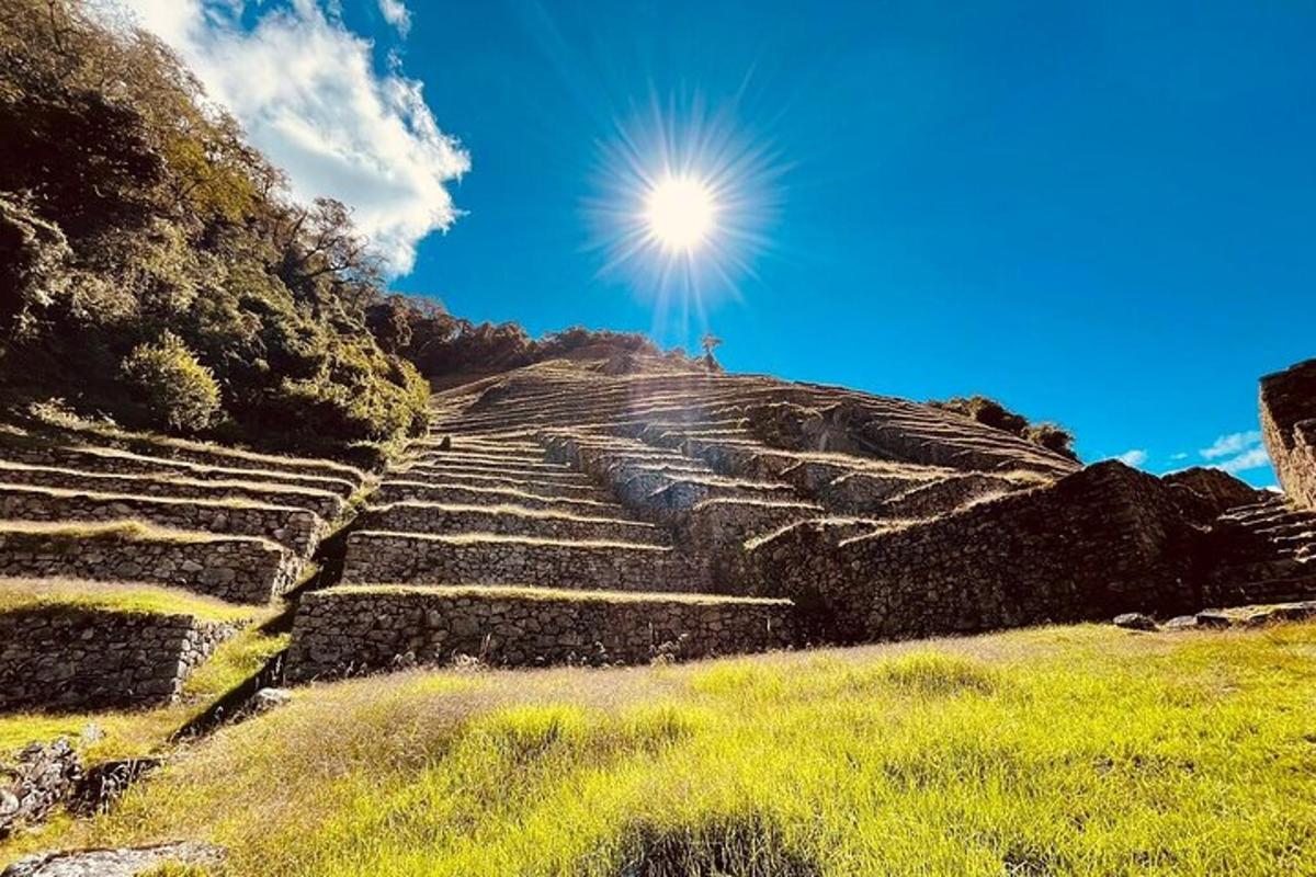 um conjunto de degraus de pedra em uma colina com o sol no céu