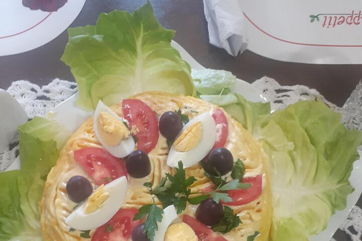 samloka með eggjum og tómötum ofan á salati