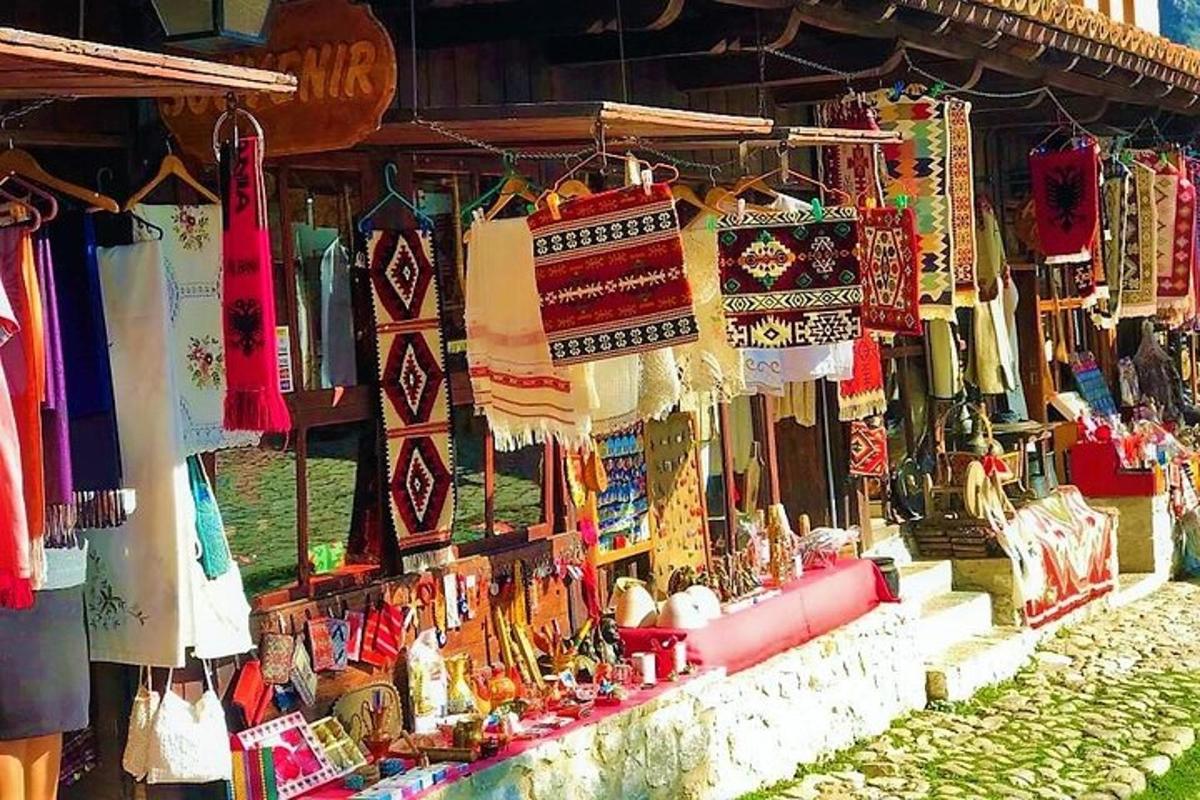 một khu chợ trưng bày nhiều mặt hàng khác nhau