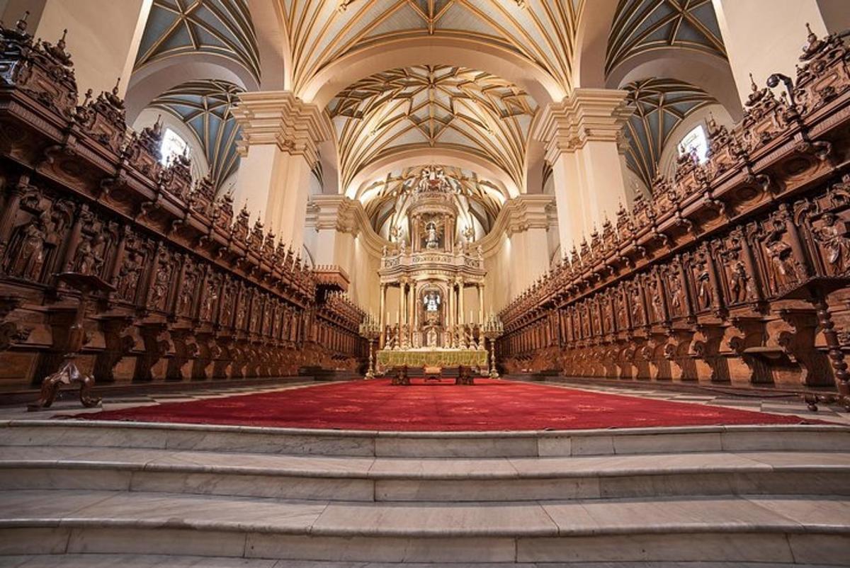 ruangan besar dengan karpet merah di katedral