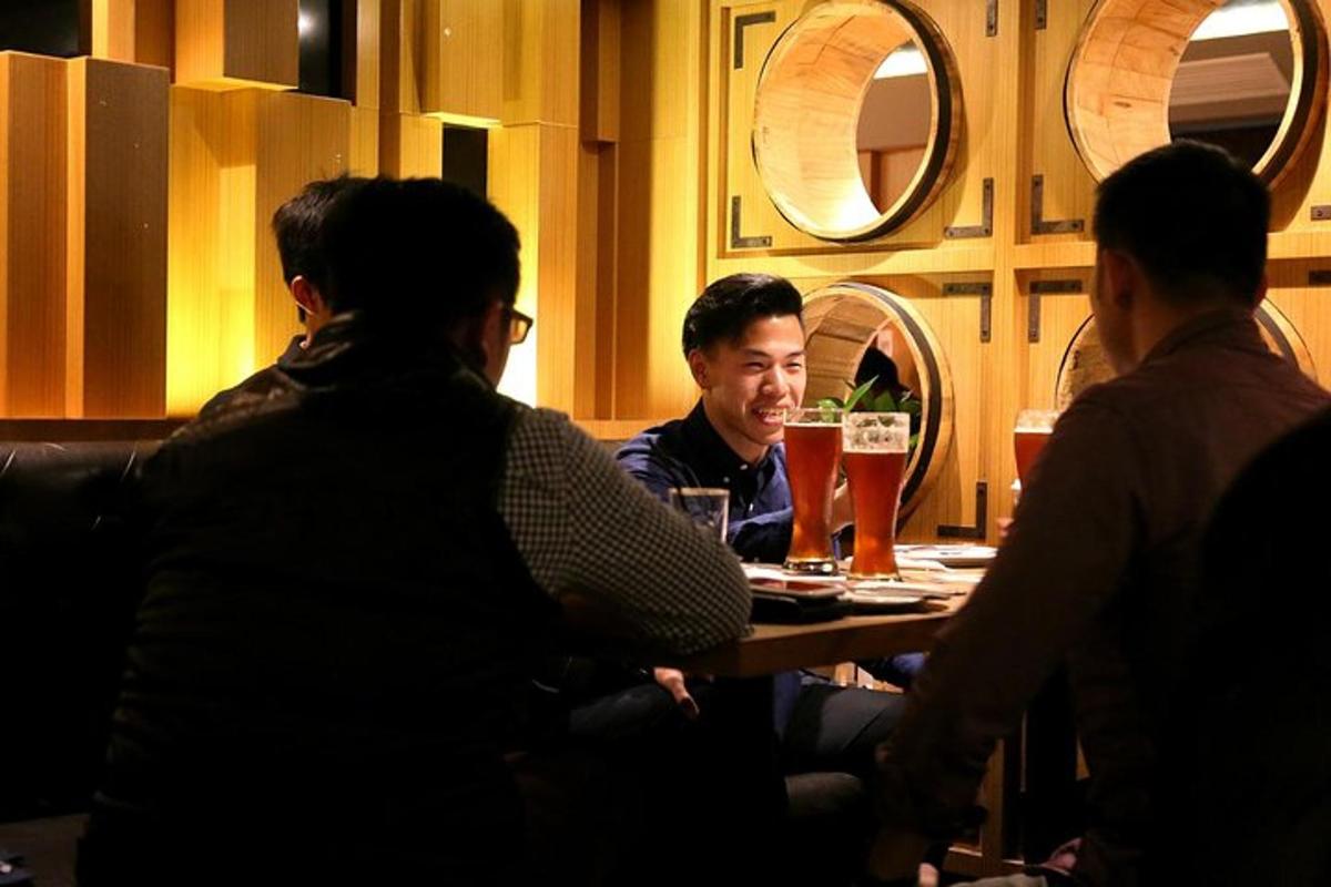 un grup de persones assegudes al voltant d'una taula en un restaurant