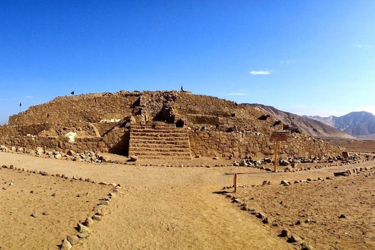 una piràmide al mig d'un desert