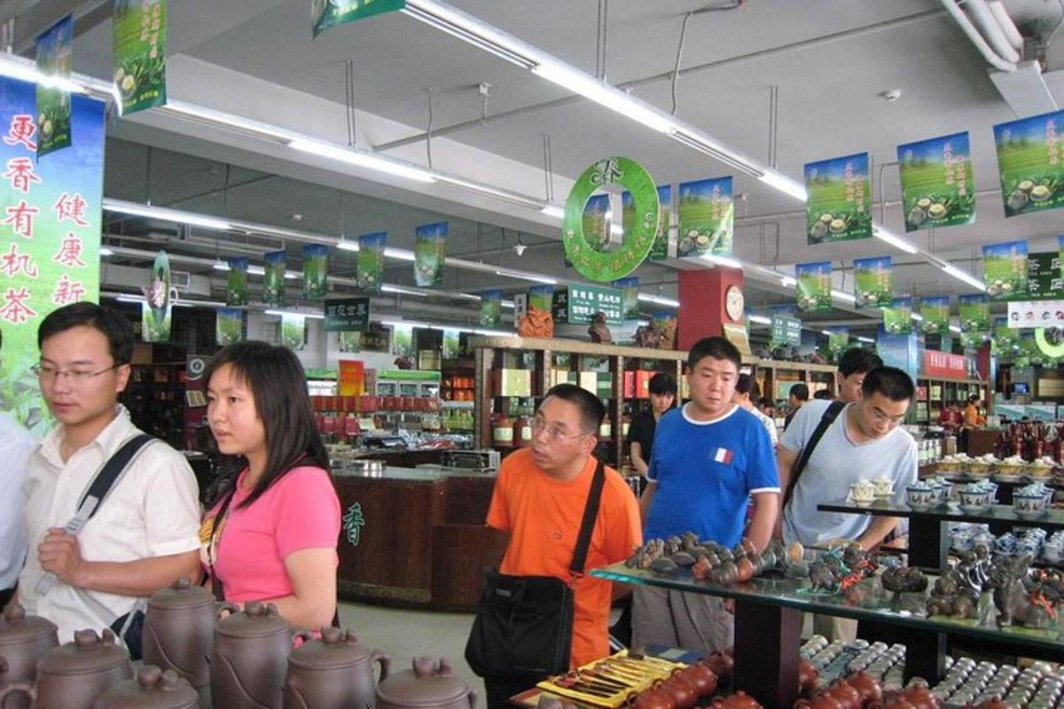 sekelompok orang yang berdiri di sebuah toko