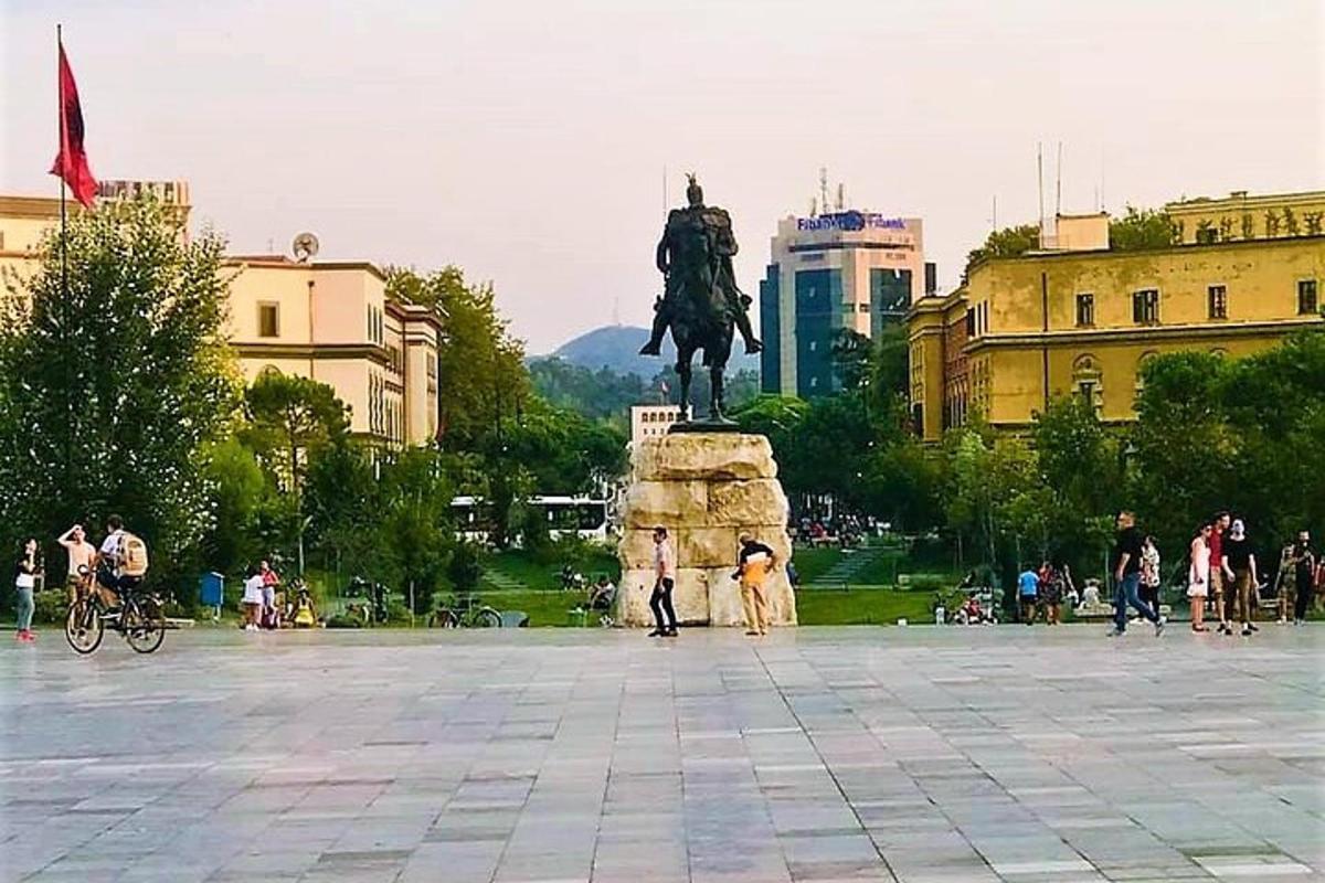 socha muže na koni a psa